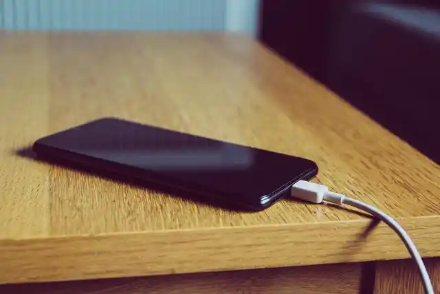 黑料網獨家爆料這幾種錯誤的充電方法 會嚴重影響手機壽命