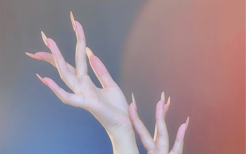 女子自學(xué)手指舞詮釋“翩若驚鴻”